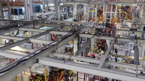Vue de dessus de la chaîne de montage d'une usine de fabrication de voitures