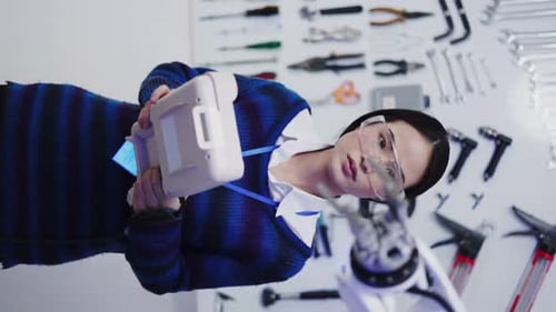 Bras de robot de maintenance d'ingénieurs asiatiques au laboratoire. Il est en pleine forme