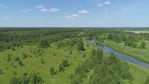 Landschaft mit Fluss und Bäumen