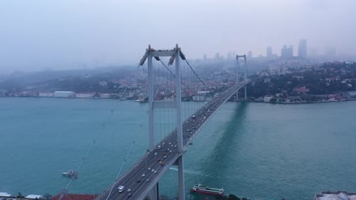 Luftaufnahme der Nebel der Istanbuler Bosporus-Brücke