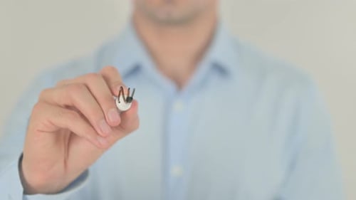 Nouveau à bord, homme écrivant sur un écran en verre transparent