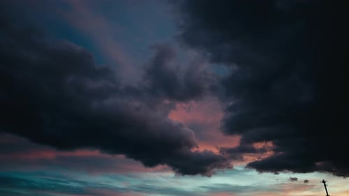 Emotionaler Zeitraffer bei Sonnenuntergang mit bunten Wolken