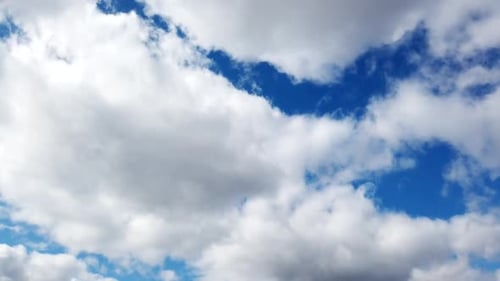 Zeitraffer flauschiger Wolken, die sich am blauen Himmel bewegen