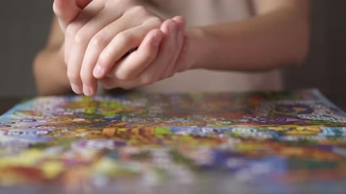 Figura con dados sobre mesa