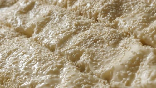 Kippen auf hausgemachtem Filo-Kuchen mit Käse und Spinat 4K 2160p 30fps UHD-Aufnahmen - Sesam auf gefüllt