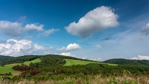 Wolken und Schatten bewegen sich.