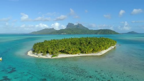 Drohnenaufnahme einer einsamen Insel in der Nähe der tropischen Insel Bora Bora