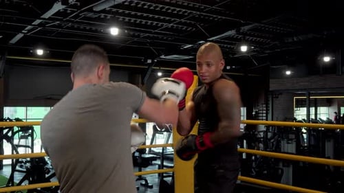 Zwei männliche Boxer Sparring im Boxring im Fitnessstudio