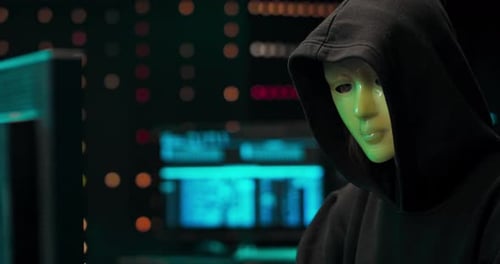 Nahaufnahme eines maskierten anonymen Hackers organisiert Malware-Angriff auf globaler Ebene gefährlich