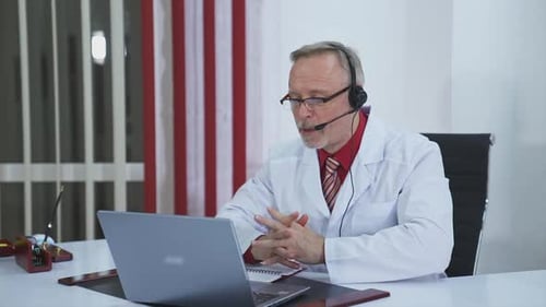 Der Arzt trägt ein Headset, das dem Patienten zuhört und dann online über sein Symptom spricht.