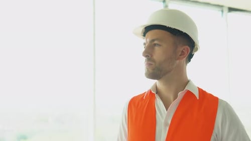 Portrait d'un architecte ingénieur debout sur le chantier