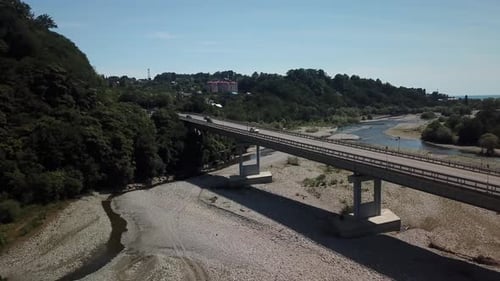 Luftaufnahme des Verkehrs auf Brücke, zweispurige Straße mit Autos