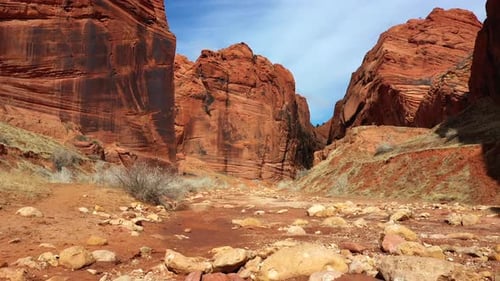 Weiterleitungsaufnahme einer farbenfrohen Felslandschaft an einem sonnigen Tag. Red Rock unter sonnigem blauem Himmel. Steckplatz ca