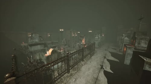 Très vieux cimetière brumeux et effrayant dans le brouillard la nuit