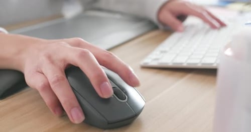 Frau arbeitet am Computer