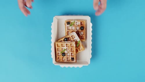 Lieferung von oben Desserts zum Mitnehmen in Einwegbehältern auf blauem Hintergrund