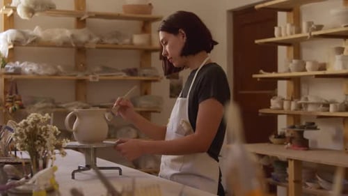 Jeune potière travaillant dans son atelier
