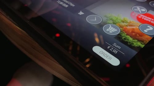 La mujer pide una comida a través de la aplicación en la tableta