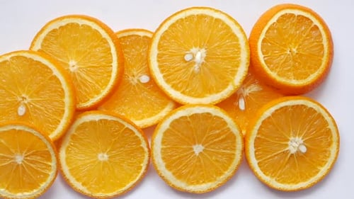 Nahaufnahme einer Orangenfruchtscheibe auf Holzuntergrund