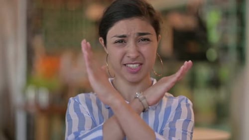 Alegre joven latina saludando a la cámara