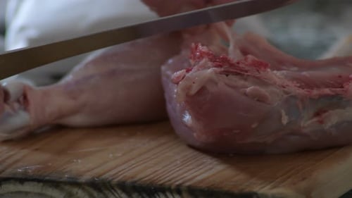 Couper le poulet avec un couteau