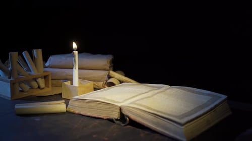 Historisches Buch bei Kerzenschein.