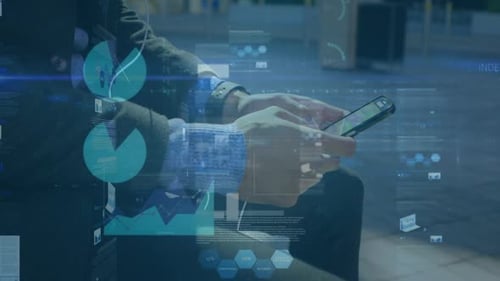 Homme utilisant un smartphone et des données