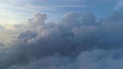 Luftaufnahme über den Wolken