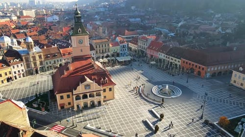 Drohnenaufnahme des Rathausplatzes in Kronstadt, Rumänien. Altstadt mit County Museum of Hi