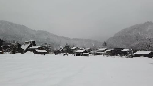 Schneefall im Dorf Im Tal
