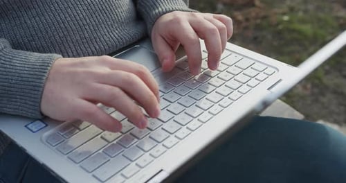 Tippen auf dem Laptop