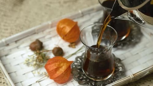 Türkischer Tee in zwei Gläsern