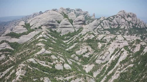 Vol de Drone au-dessus de la chaîne de montagnes Saw à Montserrat