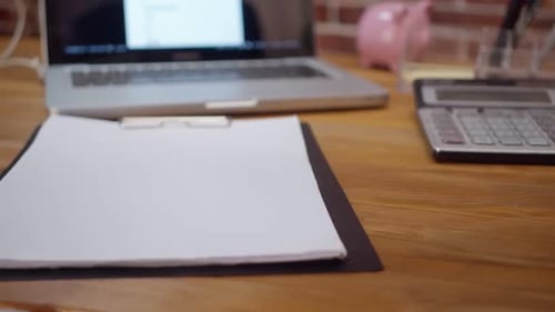 Brainstorm de frases é composto de cubos de madeira em uma mesa de escritório