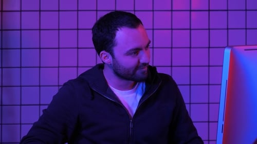 Ernsthafter bärtiger Spieler, müde, aber bereit, weiterzuspielen
