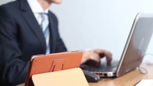 Geschäftsmann arbeitet im Büro