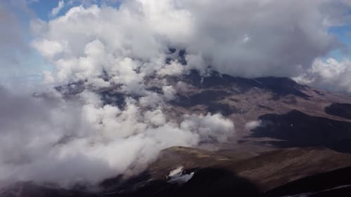 volcan haut dans des nuages blancs