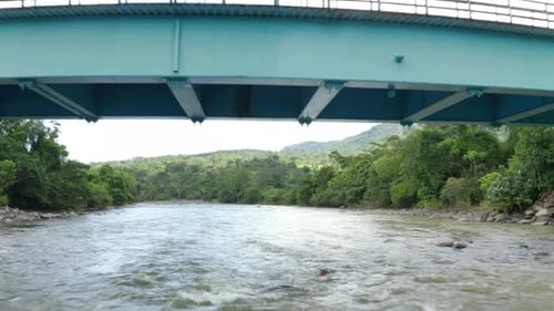 Beim Rückwärtsflug eine Metallfachwerkbrücke aus der Luft sichtbar machen