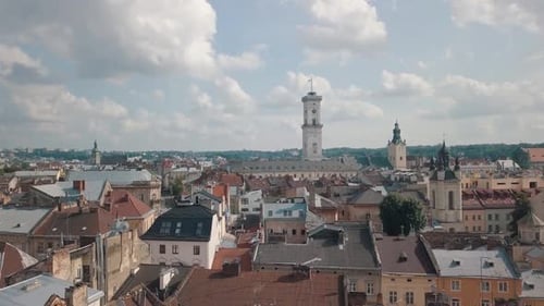 Images aériennes Drone de la ville européenne de Lviv, en Ukraine. Vol au-dessus de la partie ancienne populaire de la vieille ville