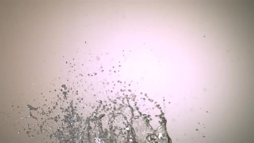 Salpicadura de agua en cámara ultra Cámara lenta de 1500 fps sobre una superficie reflectante - WATER SPLASH