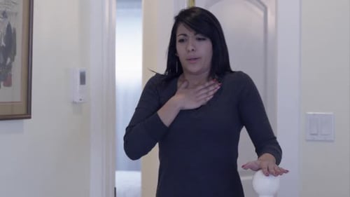 Femme ayant de la difficulté à respirer à la maison.