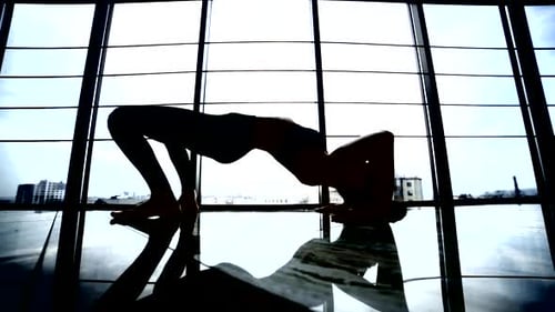 Belle femme pratiquant le yoga dans une salle d'entraînement. Concept de yoga.