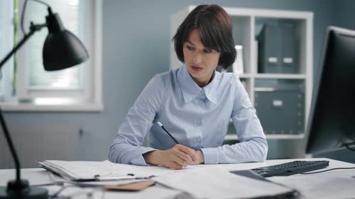 Femme fatiguée au bureau