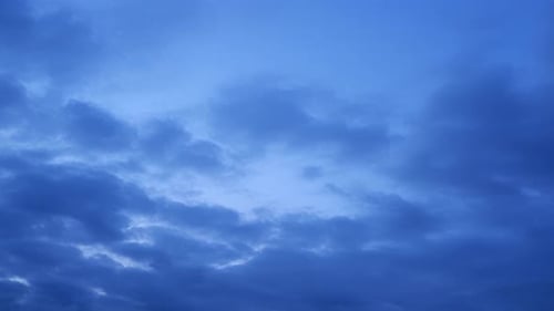 4K Sky Time Lapse, wunderschöner Hintergrund, Sky Timelapse von Wolkenkratzern.