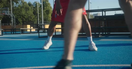 Spieler springt Ball ab und versucht, dem Gegner auf dem Blue Court auszuweichen
