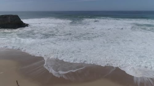 Rollende Wellen auf den Strand