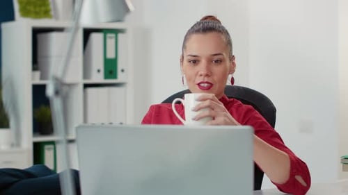 Assistant commercial travaillant avec des statistiques commerciales sur ordinateur portable