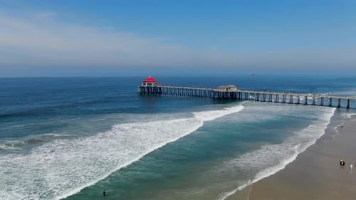 Vista aérea del muelle, la playa y la costa de Huntington durante un soleado día de verano