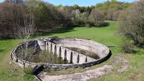 Ein Blick auf das Technische Denkmal der Zisterne Serenyiho auf der Plesivecka planina in der Slowakei