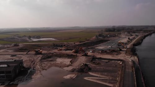 Vista aérea de un sitio de desarrollo de nuevas construcciones en el campo